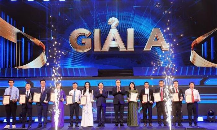 Ban tổ chức trao giải cho các tác giả đoạt giải A.