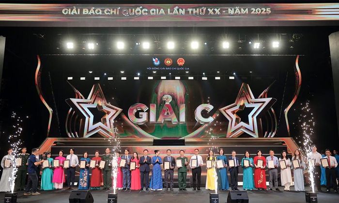 Ban tổ chức trao giải cho các tác giả đoạt giải C.
