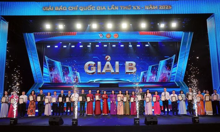 Ban tổ chức trao giải cho các tác giả đoạt giải B.