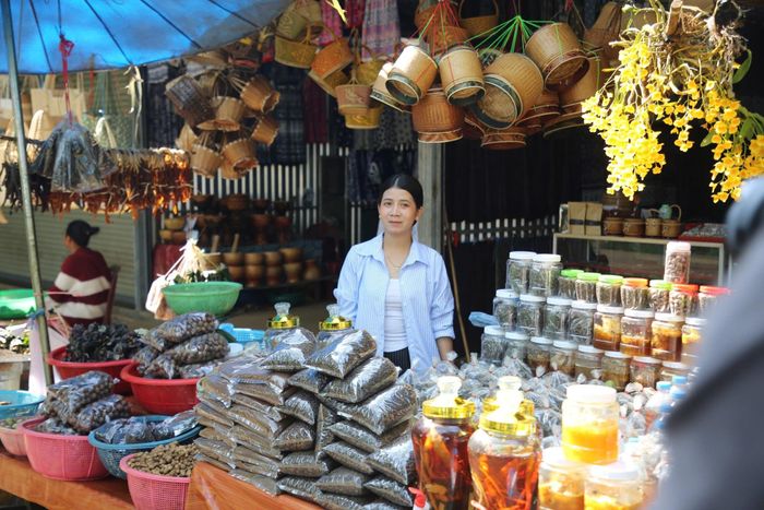 Các sản vật, hàng lưu niệm được bày bán tại một cửa hàng địa phương. Ảnh: ALĂNG NGƯỚC