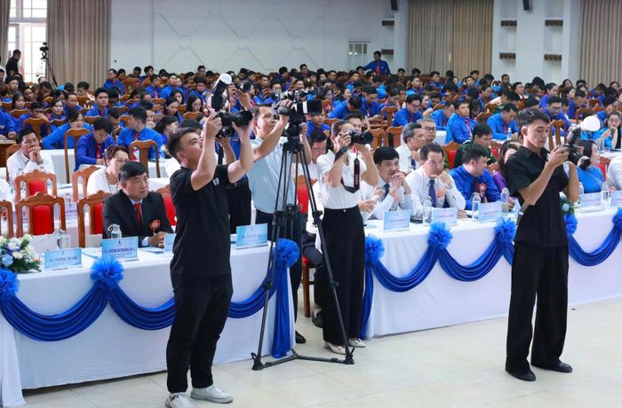 Phóng viên các cơ quan báo chí, truyền hình tác nghiệp tại Đại hội Hội Liên hiệp Thanh niên thành phố Đà Nẵng lần thứ I, nhiệm kỳ 2026 - 2029. Ảnh: NGỌC QUỐC