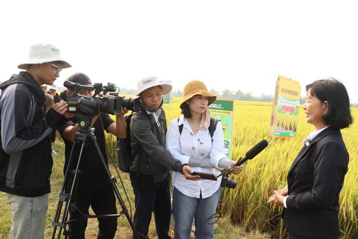 Phóng viên báo chí, truyền hình đồng hành cùng các hoạt động nông nghiệp, nông dân, nông thôn. Ảnh: NGỌC QUỐC