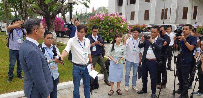 Các nhà báo tác nghiệp trong một sự kiện. Ảnh: HỒ QUÂN