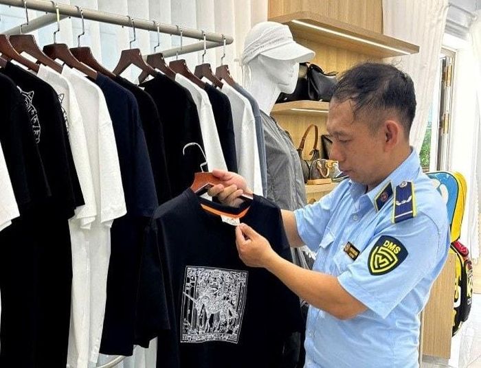 Thời gian qua, lực lượng quản lý thị trường Đà Nẵng liên tục ra quân chống hàng giả, hàng nhái trên địa bàn thành phố. Ảnh: L.P