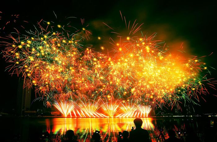 Đội Apple Pyrotechnics Co., Ltd (Ma cao, Trung Quốc) đưa khán giả bước vào hành trình “Tây Du thiên giới” với những màn pháo hoa rực rỡ sắc màu. Ảnh: TRẦN CÔNG CHINH