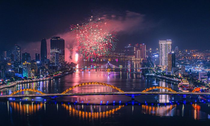 Pháo hoa mặt nước kết hợp cùng những hiệu ứng đa sắc tạo điểm nhấn đặc biệt trong phần thi của đội Ma cao (Trung Quốc) tại DIFF 2026. Ảnh: NGUYỄN QUỐC ĐẠT