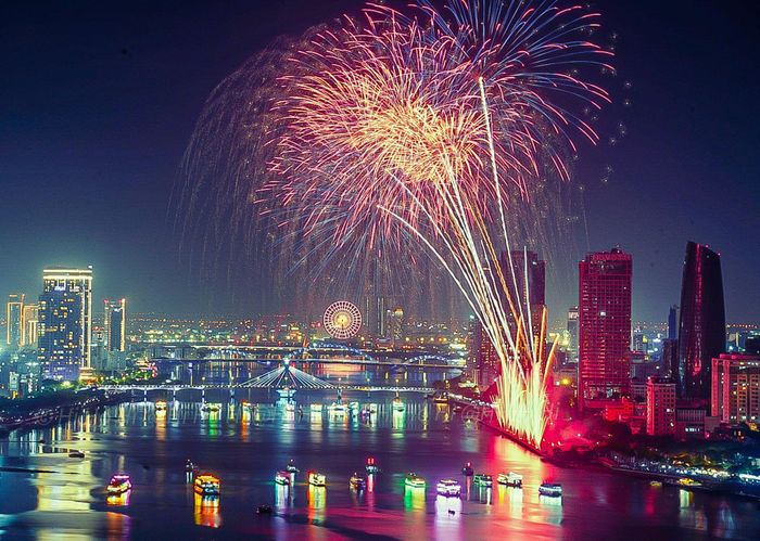 Các hiệu ứng pháo hoa nhiều tầng được đội Đức phối hợp nhịp nhàng, tạo nên những khoảnh khắc mãn nhãn tại DIFF 2026. Ảnh: NGUYỄN XUÂN HÀ