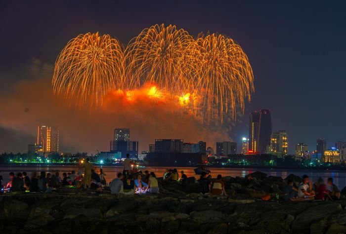 Những chùm pháo liễu vàng bung nở rực rỡ, tạo điểm nhấn đặc sắc trong phần trình diễn của đội Đức tại DIFF 2026. Ảnh: HUỲNH VĂN TRUYỀN