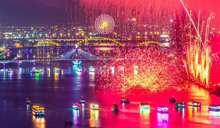 Sắc màu lung linh cùng âm nhạc hiện đại giúp màn trình diễn của đội Macau (Trung Quốc) để lại nhiều cảm xúc cho khán giả bên sông Hàn. Ảnh: PHẠM ĐĂNG KHIÊM
