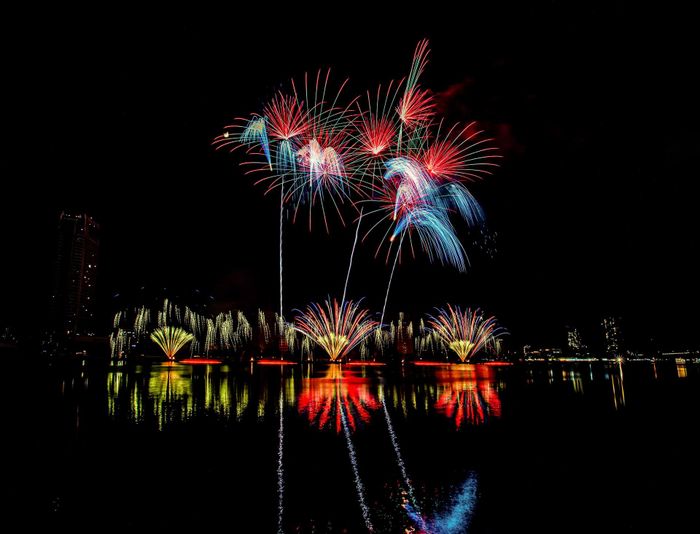 Với chủ đề “Celestial Journey to the West”, đội Apple Pyrotechnics Co., Ltd (Ma cao, Trung Quốc) đã thắp sáng bầu trời sông Hàn bằng những màn pháo hoa rực rỡ, tái hiện hành trình huyền thoại đầy sắc màu và cảm xúc. Ảnh: TRẦN XUÂN SINH