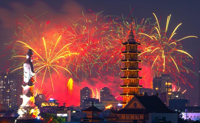Sự hòa quyện giữa nhạc giao hưởng, nhạc điện tử và pháo hoa đã tạo nên dấu ấn riêng. Ảnh: HUỲNH VĂN TRUYỀN