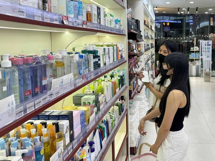 Việc nâng cao ý thức tiêu dùng an toàn giúp bảo vệ quyền lợi người mua và hỗ trợ cơ quan chức năng trong phòng, chống hàng giả. Ảnh: ĐỨC DUY