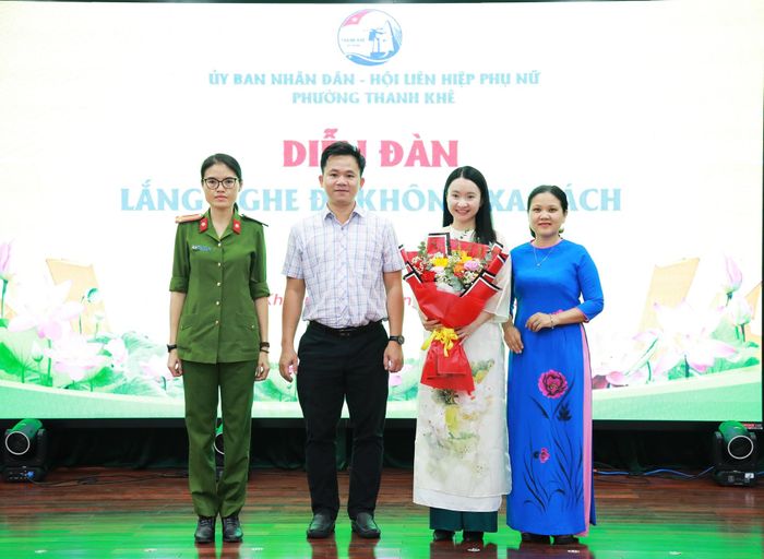 Lãnh đạo phường Thanh Khê tặng hoa báo cáo viên của diễn đàn. Ảnh: ĐẮC MẠNH