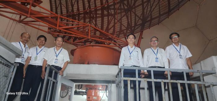 Lãnh đạo, kỹ sư của Công ty Quản lý bay miền Trung có mặt tại Trạm ra đa Sơn Trà 1 trong thời khắc hệ thống ra đa sơ cấp, thứ cấp chuẩn bị dừng hoạt động. Ảnh: C.P