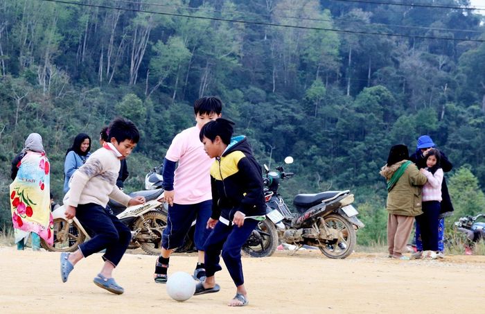 Trẻ em vùng biên giới Hùng Sơn vui đùa trong ngày đông. Ảnh: HÀN NGUYÊN