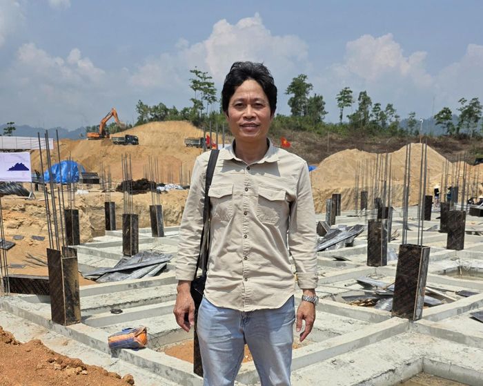Tác giả trong một lần công tác lên xã biên giới La Dêê, tại công trình Trường phổ thông nội trú liên cấp tiểu học - THCS La Dêê. Ảnh: HÀN NGUYÊN