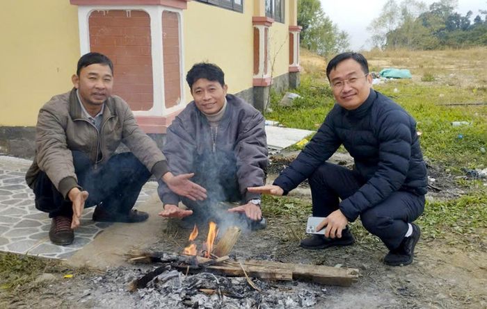 Tác giả (giữa) cùng đồng nghiệp trong một lần công tác tại xã Hùng Sơn. Ảnh: HÀN NGUYÊN