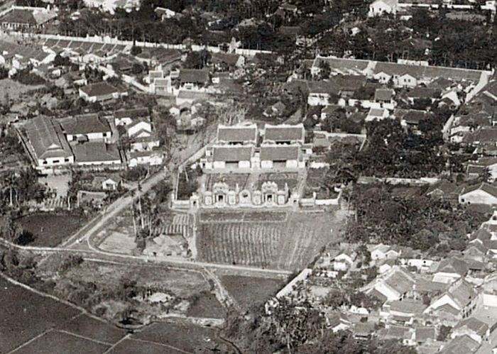 Chùa Ông Chú, chùa Bà Mụ nhìn từ trên cao. Nguồn: Ảnh trích trong Aéronautique militaire d’Indochine. Escadrille N°2
