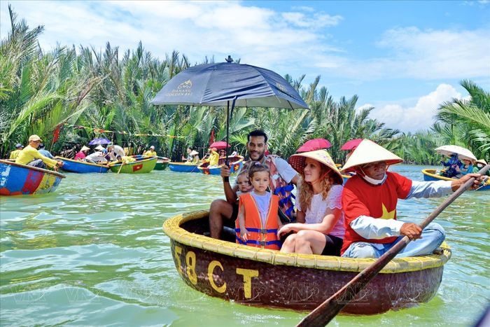 Du khách nước ngoài khám phá vùng sông nước ở khu rừng dừa Bảy Mẫu. Ảnh: Thanh Hòa