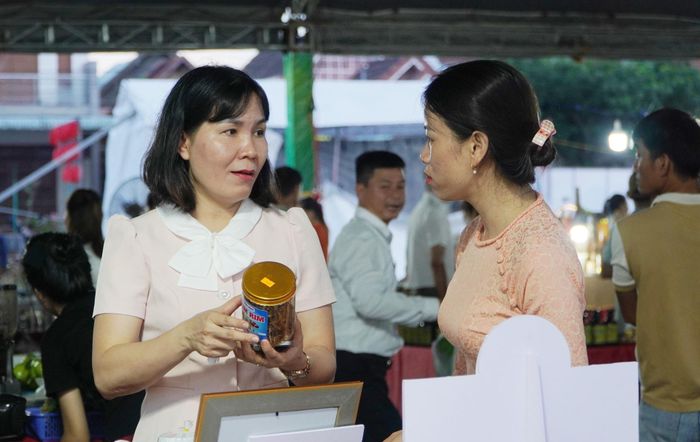 Trên bao bì của nhiều sản phẩm địa phương, thậm chí là sản phẩm OCOP vẫn chưa có mã QR hoặc mã QR rỗng thông tin khiến nhiều khách hàng chưa yên tâm. Ảnh: PHAN VINH