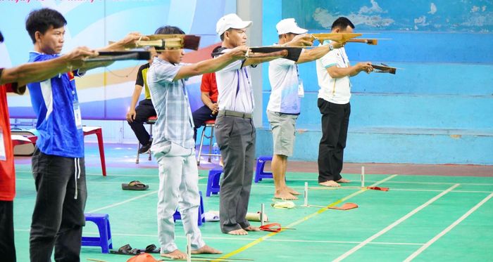 Đoàn xã Trà Liên tại hội thi, anh Thống (đội mũ trắng) là người đứng giữa. ảnh NVCC
