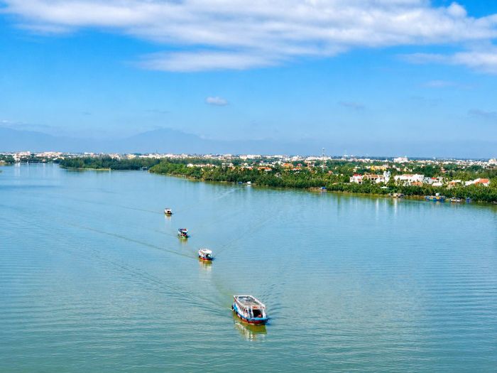 Tàu du lịch chở khách trên sông Thu Bồn. Ảnh: QUỐC TUẤN