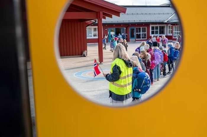 Trẻ em xếp hàng vào lớp tại trường Vikasen ở Trondheim (Na Uy). Ảnh: Reuters