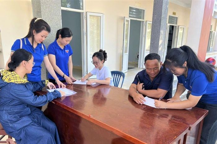 Đội ngũ “tình nguyện viên số” tuyên truyền người dân tiếp cận công nghệ và nâng cao kỹ năng số trong cộng đồng. Ảnh: ĐĂNG NGỌC