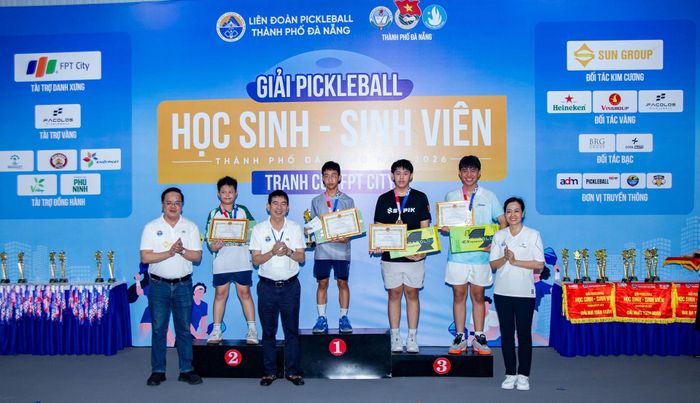 Ban tổ chức trao giải cho khối THCS. Ảnh: BẢO LÂM