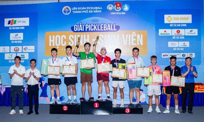 Ban tổ chức trao giải cho khối THPT. Ảnh: BẢO LÂM