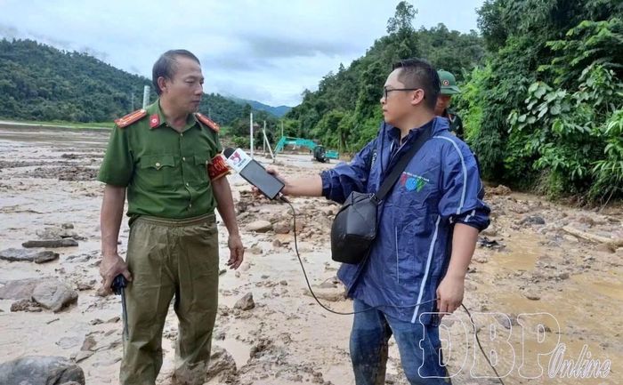 Phóng viên Vũ Tất Lợi (Đài Tiếng nói Việt Nam Khu vực Tây Bắc) tác nghiệp tại khu vực xã Mường Pồn, nơi bị ảnh hưởng bởi mưa lũ năm 2024.