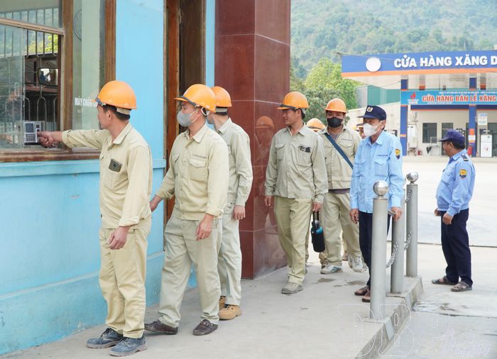 Doanh nghiệp hoạt động hiệu quả tạo nguồn thu ngân sách bền vững. Trong ảnh: Công nhân Công ty Cổ phần Xi măng Điện Biên điểm danh trước giờ vào ca.