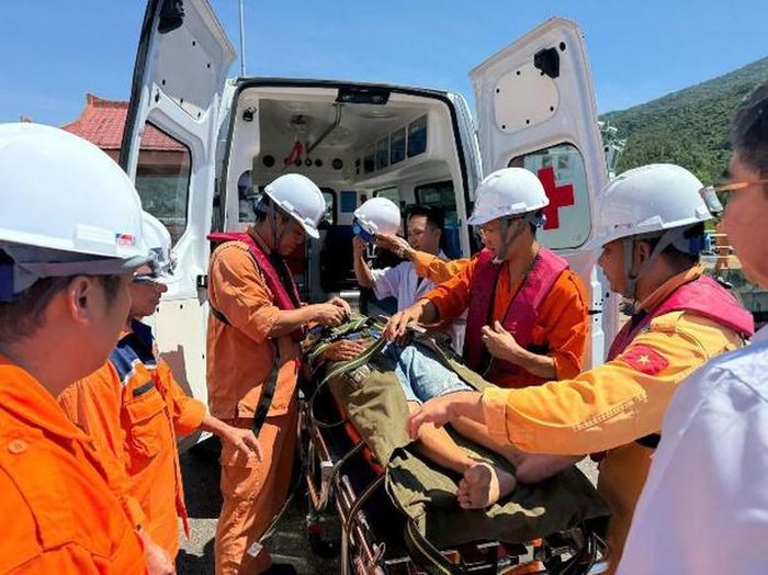 Bệnh nhân được đưa đi Bệnh viện Đa khoa Đà Nẵng cấp cứu và điều trị chuyên sâu 