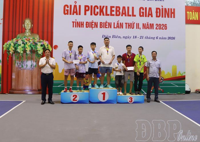 Ban tổ chức trao giải cho các vận động viên ở nội dung đôi bố con từ 10 - 13 tuổi.