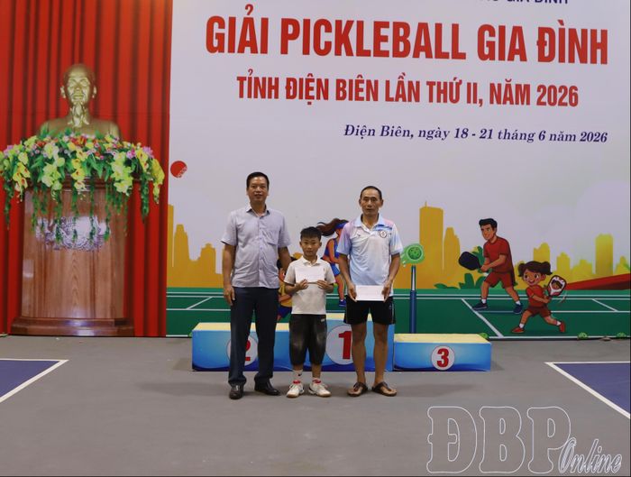 Vận động viên cao tuổi và ít tuổi nhất tham gia Giải pickleball gia đình tỉnh lần thứ II lên nhận giải.