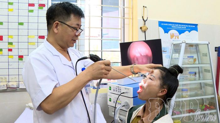 Bác sĩ nội soi tai mũi họng cho người dân. 
