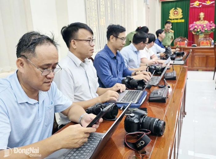 Các phóng viên tham gia tác nghiệp tại buổi họp báo của Công an tỉnh (nay là Công an thành phố) Đồng Nai vào tháng 10-2025.