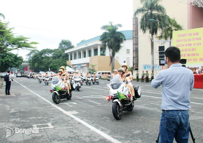 Phóng viên Báo và Phát thanh, Truyền hình Đồng Nai tác nghiệp tại một sự kiện ở cơ sở.