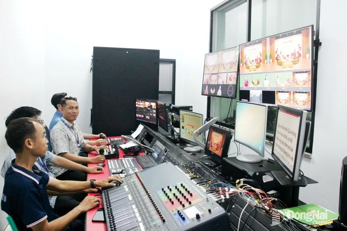 Kỹ thuật viên Phòng Kỹ thuật và công nghệ thực hiện nhiệm vụ.