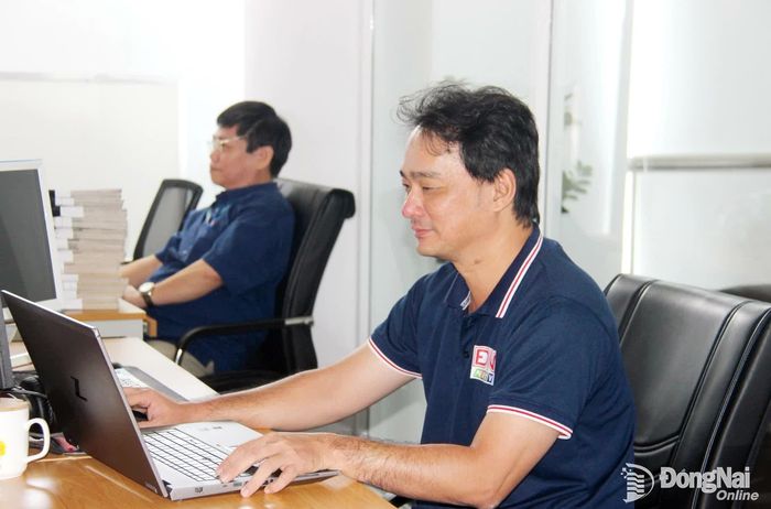 Biên tập viên Phòng Dữ liệu và Truyền thông số biên tập tin, bài.