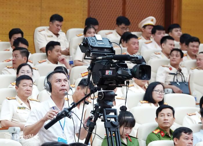 Kỹ thuật viên Trương Ngọc Hồng Thoại, Phòng Kỹ thuật - Công nghệ, Báo và Phát thanh, Truyền hình Đồng Nai quay phim tại sự kiện kỷ niệm 80 năm Ngày truyền thống Công an nhân dân.
