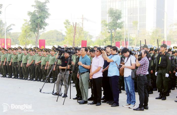 Phóng viên tham gia tác nghiệp tại sự kiện Công an thành phố Đồng Nai ra quân bảo vệ Đại hội Đảng toàn quốc lần thứ XIV.