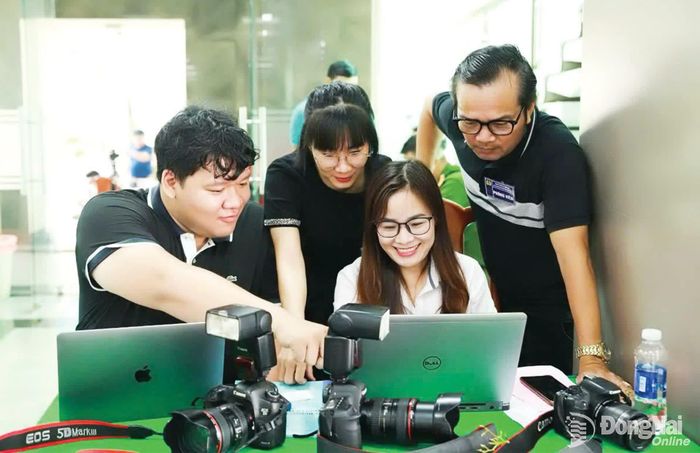 Phóng viên Báo và Phát thanh, Truyền hình Đồng Nai tham gia tác nghiệp tại Chương trình nghệ thuật "Công an Đồng Nai vì bình yên cuộc sống".