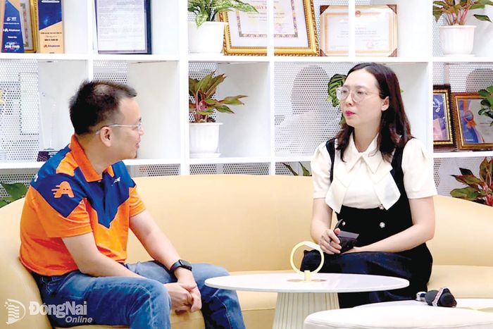 Biên tập viên Hiền Vương (bên phải) trong một lần phỏng vấn nhân vật. Ảnh: NVCC