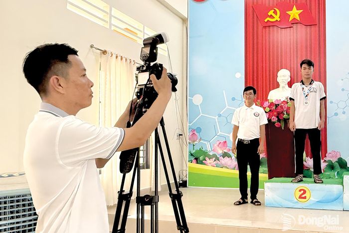 Anh Lê Trung quay phim tại sự kiện thể thao trên địa bàn xã Phú Hòa.