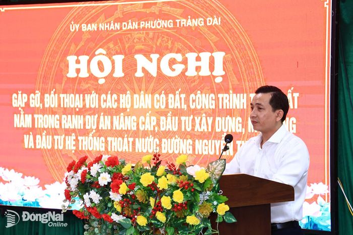 Phó Bí thư Đảng ủy, Chủ tịch UBND phường Trảng Dài Lê Kim Hường đối thoại với người dân. Ảnh: Công Nghĩa