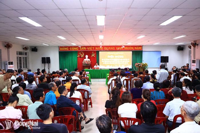 Người dân bày tỏ ý kiến mong muốn sớm hoàn thành nâng cấp mở rộng đường Nguyễn Thái Học. Ảnh: Công Nghĩa