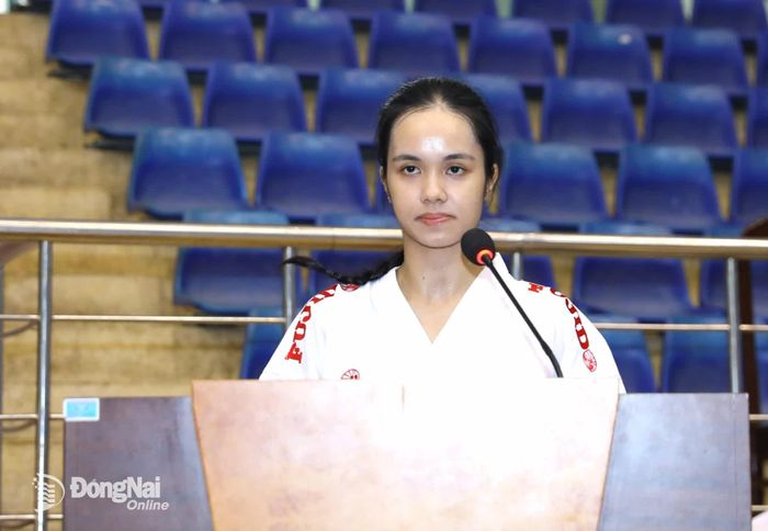 Đại diện lực lượng vận động viên tuyên hứa. Ảnh: Huy Anh
