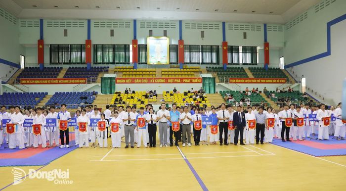 Ban tổ chức, đại biểu tặng cờ lưu niệm cho các đoàn tham dự giải tại lễ khai mạc. Ảnh: Huy Anh