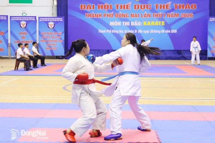 Các vận động viên thi đấu nội dung kumite nữ. Ảnh: Huy Anh